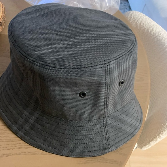 BURBERRY
Black Vintage Check Bucket Hat - Picture 1 of 4